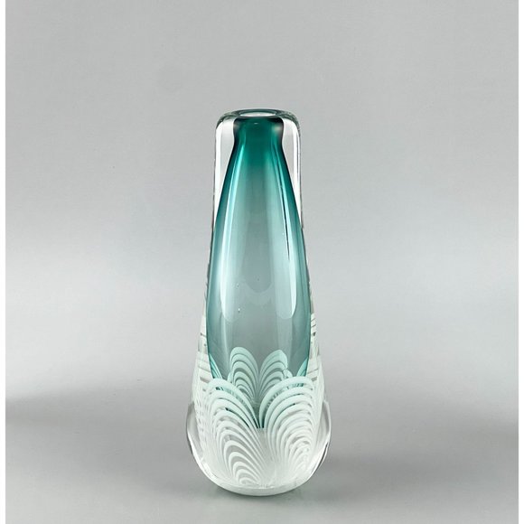 Vintage '85 Jackie Ballard Handblown Glass Pulled Feather Cased Green Bud Vase - Picture 4 of 9